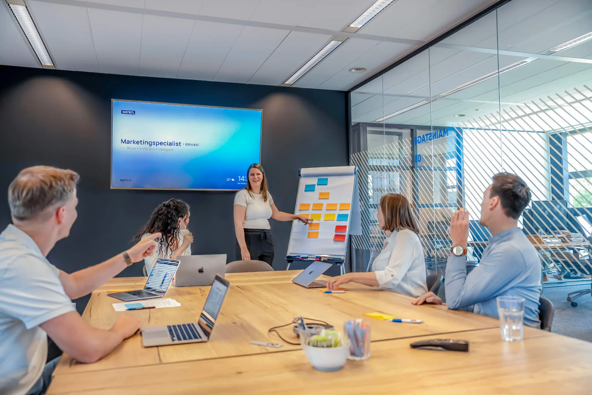 Werken met pin-up stickers tijdens een brainstorm